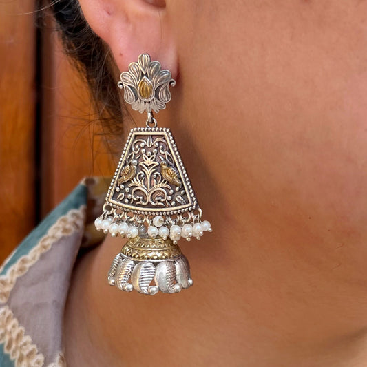 Vanta Carving Choti Jhumki Earring